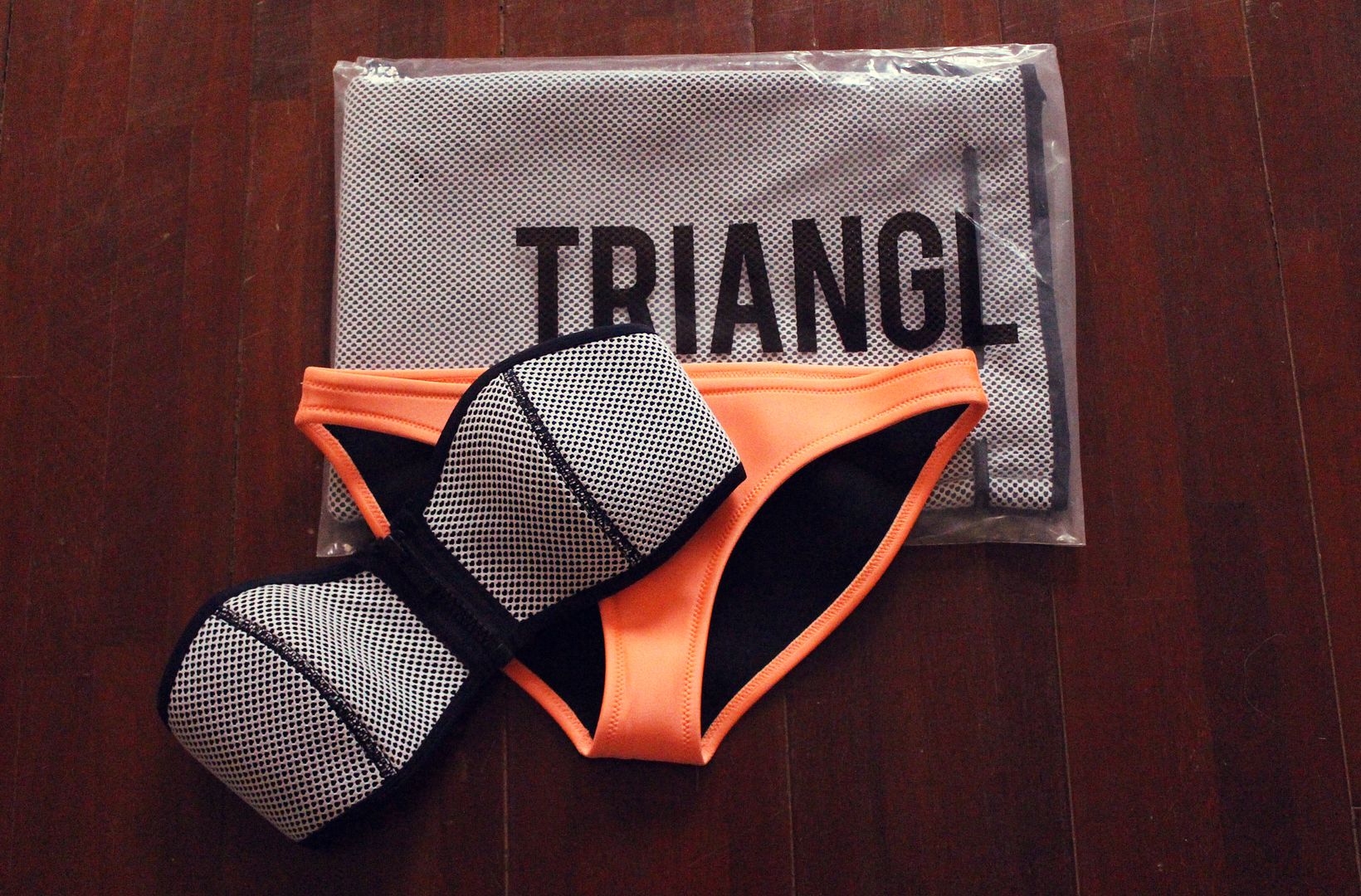  photo anniepop-triangl-flatlay_zpscc7fdeef.jpg