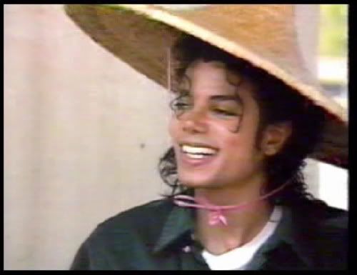 Beautiful-Smile-michael-jackson-18102436-500-385.jpg